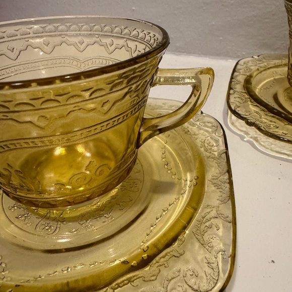 Vintage 1930s Patrician Spoke Amber Federal Glass Cups w/Plates (Selling as set) - Picture 7 of 12